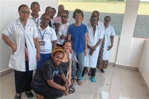 Das tansanische Team wird von Ärzten, Pflegekräften und anderen Spezialisten aus Deutschland unterstützt. Foto re