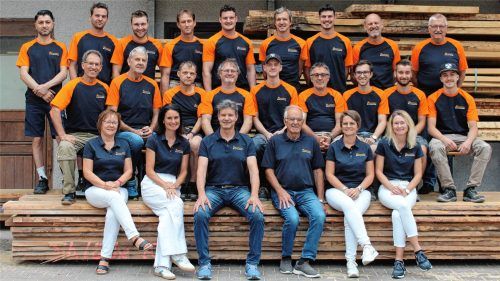 Das Team der Schreinerei-Heumeier lädt Besucher herzlich zum Tag der offenen Werkstatttür ein, um das Handwerk, den Betrieb und die Menschen hinter den Kulissen kennenzulernen.