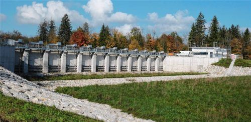 Das technisch aufwendige Einlaufbauwerk in Schwaig bei Feldolling: Jedes der zwölf Schützentore kann einzeln gesteuert werden.Foto Merk