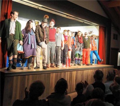 Das Theaterensemble bei der Premiere.Foto weithofer