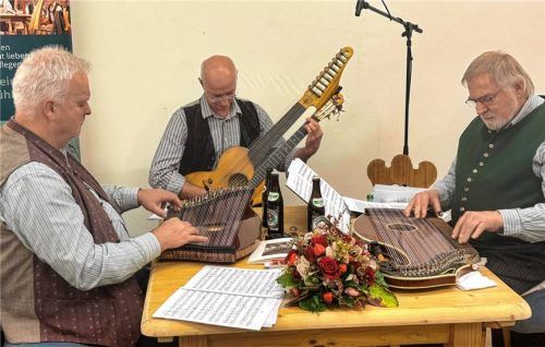 Das Trio „Baumgartner-Sabold-Meyer“ mit zwei Zithern und Kontragitarre glänzte mitHöhepunkten der Zithermusik. Foto Kreibich