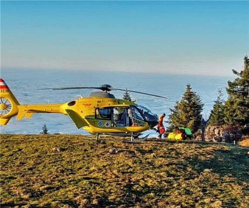 Das Voralpenland lag unter dichtem Nebel. Von Tirol aus konnte jedoch ein Helikopter aufsteigen, der die verletzte Frau ins Krankenhaus nach St. Johann brachte. Foto Bergwacht Marquartstein