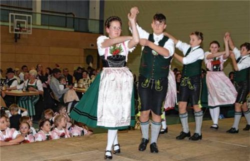 Den Marschierboarischen tanzt die Jugend auf der Bühne.