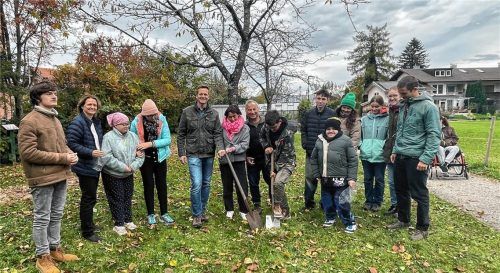 Den Spatenstich bei der gemeinsamen Tulpen-Pflanzaktion am Aschauer Bahnhof setzten Jung-Gärtner der Franziskus-Schule Aschau und der Franziska-Hager-Mittelschule Prien sowie Sepp Schlemer, Lehrer (Siebter von links), und Gabriele Meßner, Konrektorin, von der Franziskus-Schule Aschau (Zweite von links). Mit dabei: Bürgermeister Simon Frank (Fünfter von links) und Johannes Wagner, Lehrer der Praxisklasse (rechts) und Michaela Kaltner, Rektorin der Franziska-Hager-Mittelschule Prien (Zweite von links)Foto Kirchner