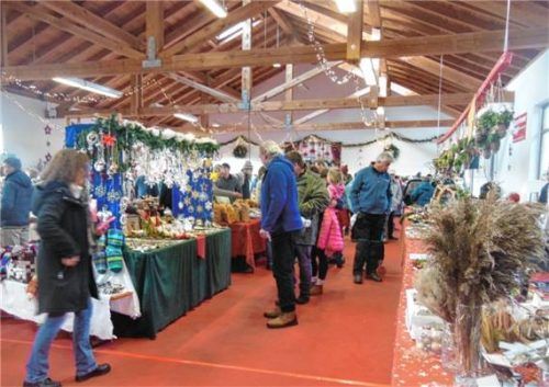 Der Advents- und Handwerkermarkt stieß wieder auf reges Interesse bei den zahlreichen Besuchern.Foto angermeier