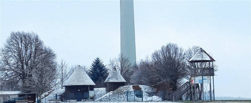 Der alte Hochbehälter am Schnaitseer Fernsehturm (in der Bildmitte) aus dem Jahr 1953 geht nach über 70 Jahren seinem letzten Winter entgegen.Foto unterforsthuber