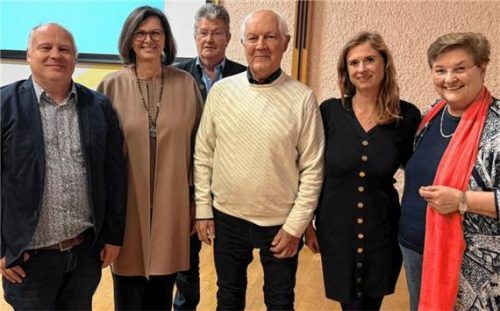 Der alte und neue Vorstand des Fördervereins Caritas Kinderdorf Irschenberg: (von links) Schatzmeister Felix Stahl, Vorsitzende Ilse Aigner, Beisitzer Wolfgang Hodbod und Werner Dornisch, Geschäftsführerin Pia Klapos und Beisitzerin Gabriele Stark-Angermeier. Foto caritas