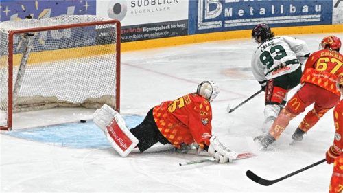 Der Anfang des Torreigens: Starbulls-Angreifer Luigi Calce überwindet Torhüter Cody Porter zur Rosenheimer Führung.Foto Harald Langer