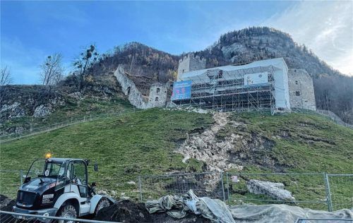 Der Bagger ist da: Der Wiederaufbau der Burg Falkenstein beginnt. Foto Landratsamt Rosenheim