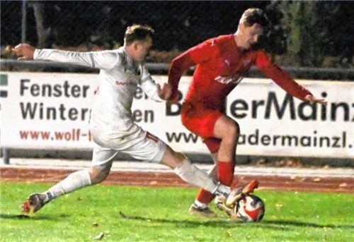 Der Bruckmühler Marlon Radzynski im Zweikampf mit Saaldorfs Rudolf König (in weiß).Foto Franz Ruprecht