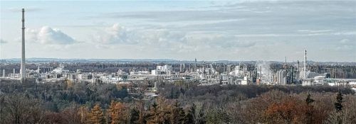 Der Chemiepark Gendorf: Bis Ende 2025 soll die Produktion von Dyneon eingestellt und alle Mitarbeiter entlassen werden. Foto Haindl