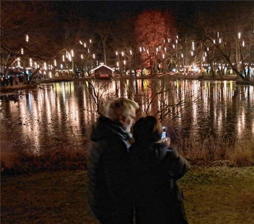 Der Christkindlmarkt rund um den Irlachweiher im Bad Aiblinger Kurpark präsentiert sich besonders stimmungsvoll. Foto Hadersbeck