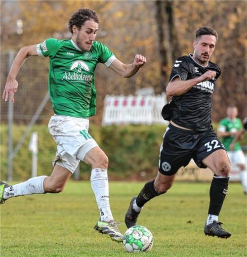 Der dreifache Torschütze für Siegsdorf, Florian Aigner (links), im Laufduell mit Timo Lorant.Foto
