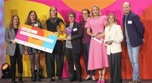 Der dritte Platz beim Deutschen Kita-Preis 2025 ging an das Bündnis Familienbildung im Landkreis Mühldorf. Barbara Schöneberger (Dritte von rechts) moderierte und begrüßte die Verantwortlichen auf der Bühne. Foto DKJS/Sebastian Semmer