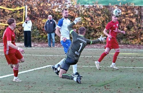 Der dritte Streich: Liam Markulin lupft den Ball zum 4:0 ins Netz und macht damit seinen Hattrick perfekt.Foto Hans-Jürgen Ziegler