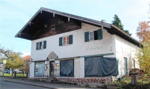 Der ehemalige Friseursalon an der Laimgruber Straße 8 in Chieming soll nun aufgestockt und mit Wohnungen und einem Café umgenutzt werden.Foto Zandl