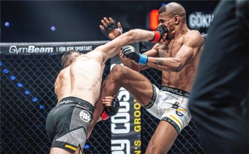 Der entscheidende Moment: Gökhan Aksu landet den harten Cross gegen Denis Frimpong – Sekunden später stoppt der Ringrichter den Kampf in Runde eins.Foto Oktagon