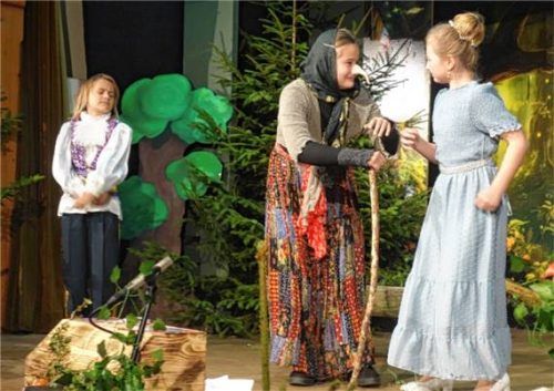 Der erste Auftritt der Kinder- und Jugendgruppe der Rottauer Theaterer vom Trachtenverein war im Saal des Gasthauses Messerschmied ein voller Erfolg.Foto adersberger