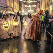 Wilde Krampusse stürmen durch die Innenstadt