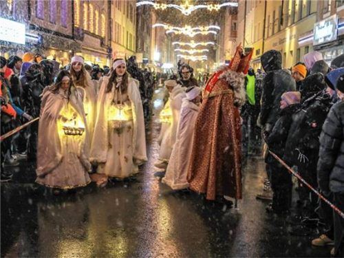 Der erste Krampuslauf in Traunstein wurde vom Nikolaus mit einer Engelschar angeführt.
