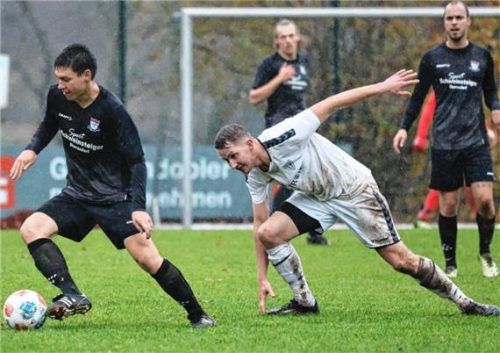 Der Flintsbacher Thomas Astner (links) enteilt hier dem Reischacher Michael Gaßlbauer.Foto Gabi Zucker