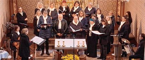 Der Frauenchor der Pfarrei Oberndorf und die Gruppe „Akkordverdächtig“ wussten die Zuhörer zu begeistern.Foto kürzeder