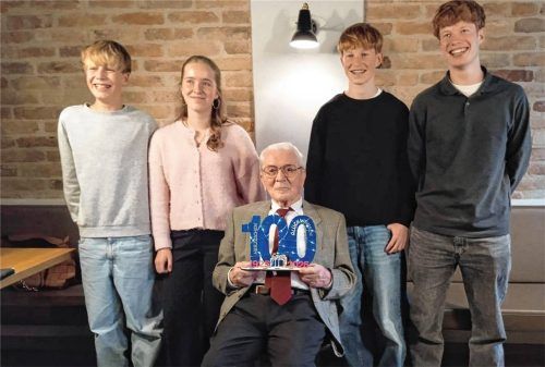 Der ganze Stolz von Jubilar Hans Ostarek: die Urenkel Jonas, Marlene, Sebastian und Korbinian (von links). Foto  Ruprecht