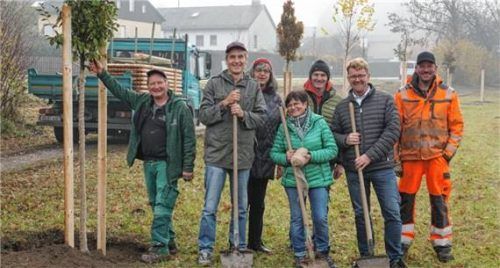 Der Gemeinderat, Privatpersonen und Institutionen haben eine ganze Baumreihe gepflanzt auf dem Gelände zwischen Schloss und Seniorenheim. Foto sutherland