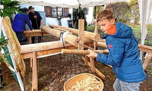 Der Heimatverein präsentierte den Wasserleitungsbau von anno dazumal. Die Buben durften mit hinlangen.