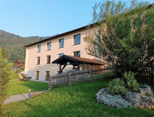 Der hölzerne Eingangsbereich wird einem Anbau weichen. In diesem ist unter anderem ein Bewegungsraum mit vielfältigen Nutzungsmöglichkeiten geplant.Fotos eder