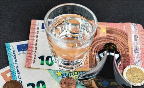 Der Kolbermoorer Stadtrat hat jetzt über die Beitrags- und Gebührensatzung beraten, die unter anderem die Wasserkosten für die Verbraucher regelt. Foto IMAGO/blickwinkel