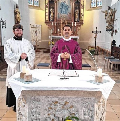 Der künftige Neupriester Klaus Schülein (links) mit seinem Ausbildungspfarrer Ralf Heidenreich.Foto Handl