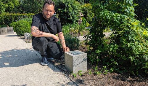Der Leiter des Stadtarchivs, Christian Höschler, kennt sich zwar nicht mit den Pflanzen aus, die hier wachsen, dafür aber umso besser mit der Geschichte des Apothekergartens.