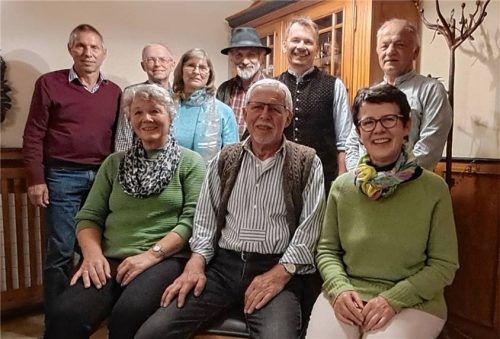 Der neu gewählte Vorstand der Heimatfreunde: (von links) Hans Mayer, Annemarie Egner, Franz Mauerer, Elisabeth Kunz, Josef Wimmer, Richard Egner, Bürgermeister Josef Huber (Wahlleiter), Heimatpflegerin Franziska Mayer und Hans Oberleitner. Foto Künzner-hingerl
