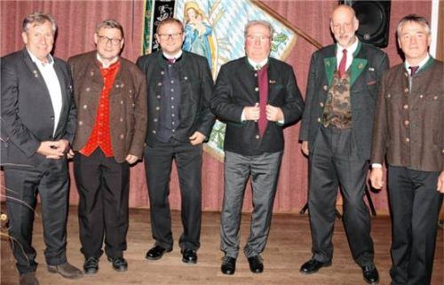 Der neu gewählte Vorstand: (von links) der stellvertretende Bürgermeister Wolfgang Sattelberger, auch als ausgeschiedener Beisitzer, Kassier Hans Schwaiger, stellvertretender Vorsitzender Florian Paul, Vorsitzender Erich Rasinger, Schriftführer Johann Heibler und der neu gewählte Fähnrich Erhard Heiß.