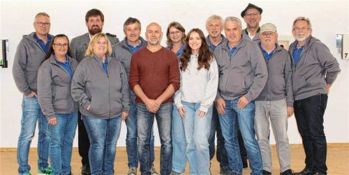 Der neue Vorstand: (von links) Christian Randlinger, Hannelore Schönhuber, Schützenmeister Markus Kopp, Birgit Strasser, Sepp Strasser, Christian Raab, Maria Riemer, Verena Betz, Sepp Wiesböck, Simon Strell, Zweiter Schützenmeister Andreas Schauberger, Werner Treuchtlinger und Reinhard Feiler. Foto Feiler