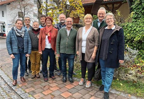 Der neue Vorstand: (von links) Katharina Deschner, Gottfried Pregler, Johannes Seibold, Dr. Stefan Bosch, Luise Braun, Robert Wagner, Hans Mayer, Micha Heiner-Weber, Gust Obermaier und Anneliese Lang. Foto re
