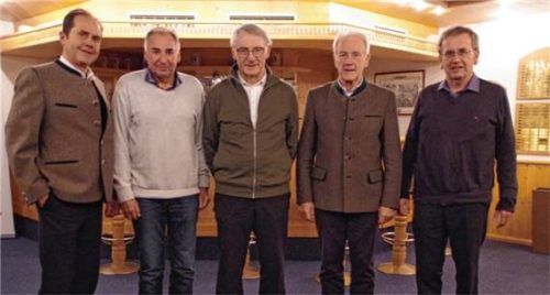 Der neue Vorstand: (von links) Vorsitzender Peter Biebl, Kassier Adrian Maier, Josef Wörndl, Zweiter Vorsitzender Klaus Dank und Schriftführer Josef Steininger. Foto RE