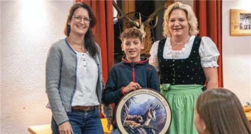 Der Oberwössner Dorfschützenkönig ist der Jugendliche Michael Entfellner von der dortigen Feuerwehr. Auf Platz zwei und drei landeten Martina Entfellner (rechts) von der Frauengemeinschaft und Birgit Entfellner vom Trachtenverein. Foto  flug