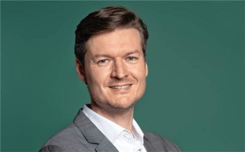 Der Rosenheimer Pianist Christoph Declara gibt ein Konzert in der Pauline-Thoma-Schule.Foto  Christian Schneider