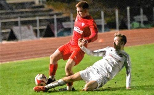 Der Saaldorfer Robert Hafner fährt hier Bruckmühls Michael Kraxenberger in die Parade.Foto Franz Ruprecht