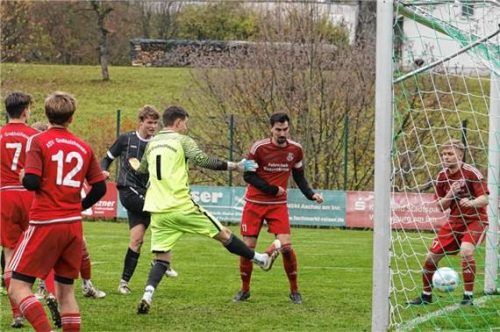 Der Schlusspunkt: Severin Hubl trifft hier zum 4:0 für die SG RRG gegen den ASV Großholzhausen.Foto Walter Semerad