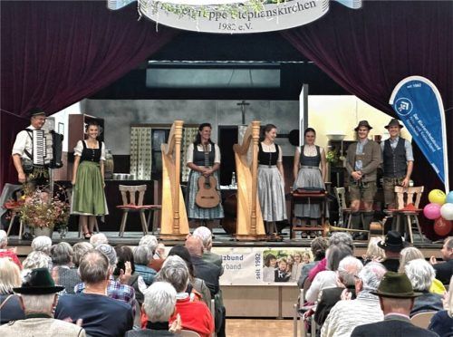 Der Schmid-Zwoagsang (links) und die Familienmusik Sinhart (rechts) begeisterten beim Benefizkonzert des Kinderschutzbundes Rosenheim mit Spielfreude und Vielseitigkeit.Foto Heuel