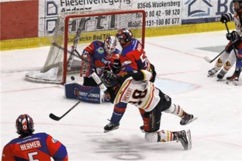 Der Schuss von Maximilian Meyer segelt knapp am linken Pfosten vorbei.Foto Hadersbeck