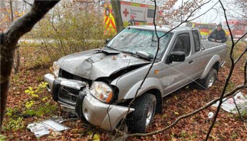 Der schwer beschädigte Pick-up an der Unfallstelle. Foto Barth