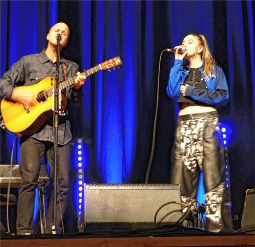Der Singer-Songwriter Milow im Duett mit seinem Überraschungsgast, der Sängerin Florence Arman.Foto friedrich