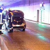Gefährlicher Unfall auf der A94 bei Ampfing: Schachtdeckel zerstört Autoreifen