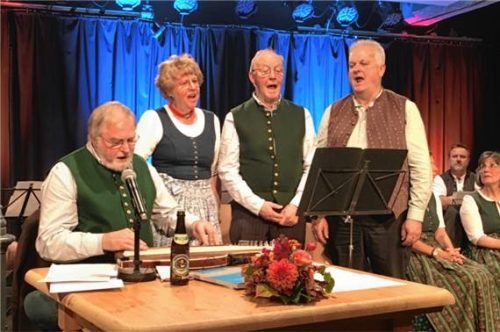 Der Veranstalter, Dr. Reinhard Baumgartner, ist selbst Zitherspieler und Sänger im Mühldorfer Viergesang. Fotos  jaensch
