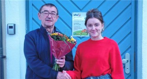 Der VHS-Vorsitzende Hans Rath begrüßt mit Sophia Engleder die neue Leiterin der Programmplanung. Foto  VHS