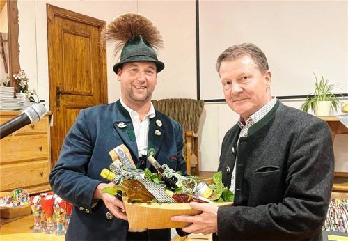 Der Vorsitzende der „Ratzingerhöhe“, Hans Riepertinger (links), dankte Bürgermeister Andreas Fenzl für dessen Verlässlichkeit. Foto hötzelsperger